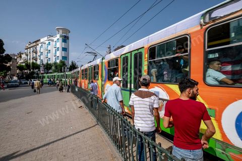 Station de métro au centre ville de Tunis. station République à l'heure de pointe.