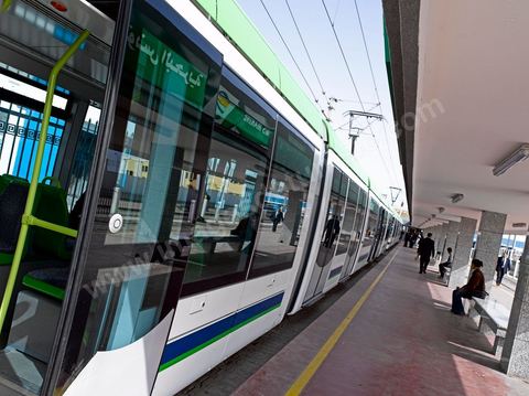 Métro Léger à l'arrêt dans une station de Tunis métro aérien, Le métro léger est géré par la Société des transports de Tunis, Transtu
