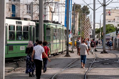 Station de métro au centre ille de Tunis. station République à l'heure de pointe.