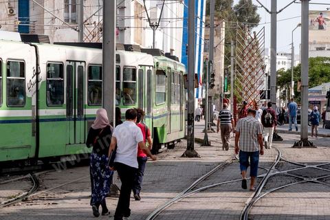 Station de métro au centre ille de Tunis. station République à l'heure de pointe.