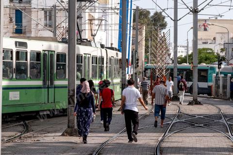 Station de métro au centre ille de Tunis. station République à l'heure de pointe.