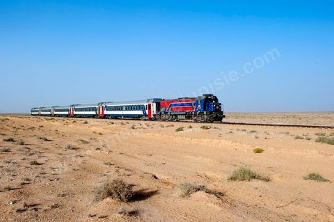 Train de la SNCFT dans le sud tunisien