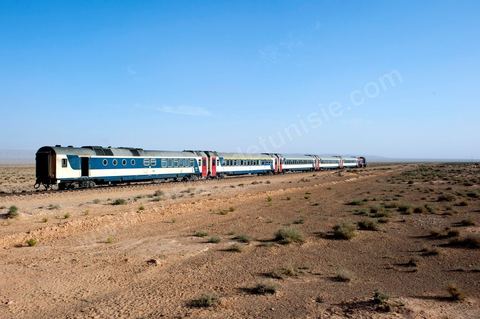 Train de la SNCFT dans le sud tunisien