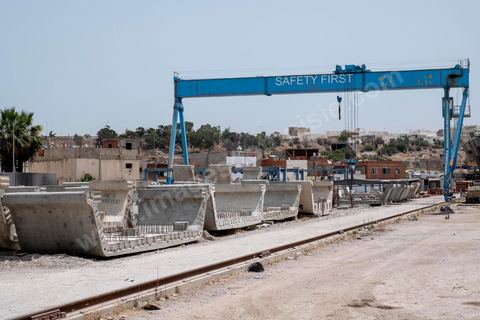 Chantier de construction du viaduc du futur RFR à Mellassine, balieue ouest de Tunis.