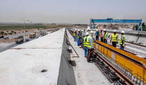 Chantier de construction du viaduc du futur RFR à Mellassine, balieue ouest de Tunis.