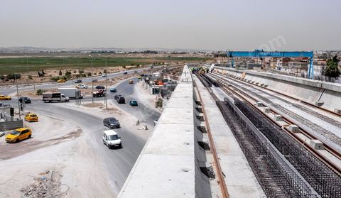 Chantier de construction du viaduc du futur RFR à Mellassine, balieue ouest de Tunis.