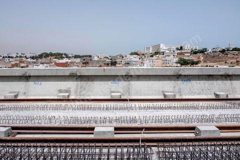 Chantier de construction du viaduc du futur RFR à Mellassine, balieue ouest de Tunis.