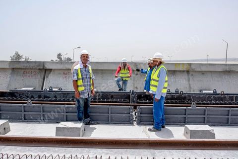 Chantier de construction du viaduc du futur RFR à Mellassine, balieue ouest de Tunis.