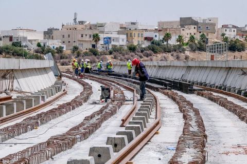 Chantier de construction du viaduc du futur RFR à Mellassine, balieue ouest de Tunis.