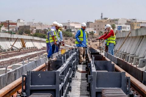 Chantier de construction du viaduc du futur RFR à Mellassine, balieue ouest de Tunis.