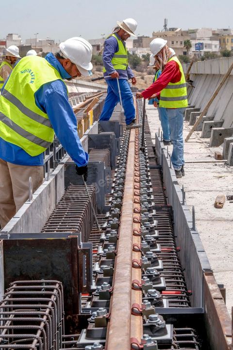 Chantier de construction du viaduc du futur RFR à Mellassine, balieue ouest de Tunis.