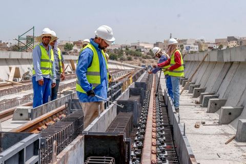 Chantier de construction du viaduc du futur RFR à Mellassine, balieue ouest de Tunis.