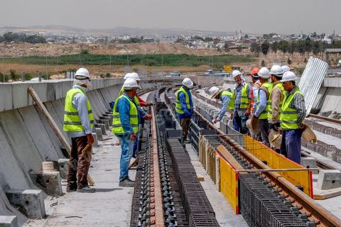 Chantier de construction du viaduc du futur RFR à Mellassine, balieue ouest de Tunis.