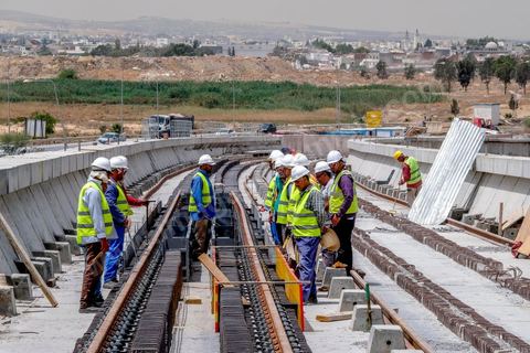 Chantier de construction du viaduc du futur RFR à Mellassine, balieue ouest de Tunis.