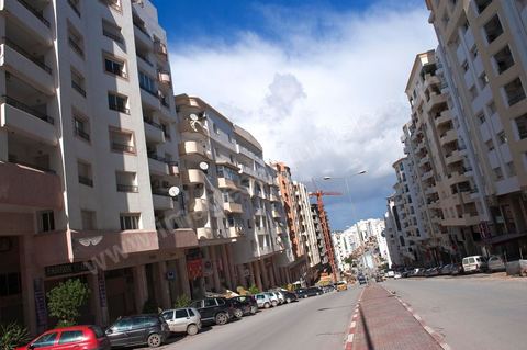 Les grands artères de la nouvelle ville de Ennasr au coeur de Tunis, ville nouvelle de résidence, d'affaires et de commerces