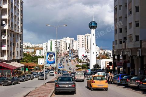 Les grands artères de la nouvelle ville de Ennasr au coeur de Tunis, ville nouvelle de résidence, d'affaires et de commerces