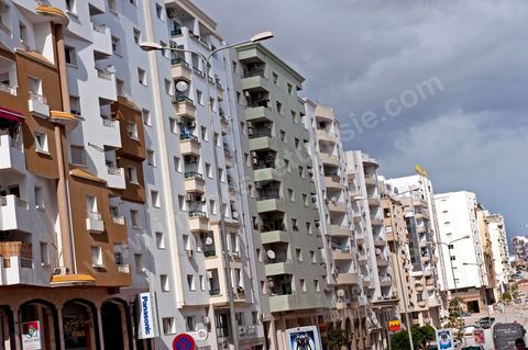 Les grands artères de la nouvelle ville de Ennasr au coeur de Tunis, ville nouvelle de résidence, d'affaires et de commerces