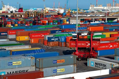 Port commercial maritime de Radès - conteneurs et bâteau de commerce à Tunis