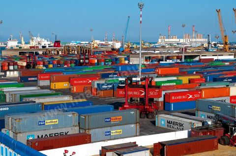 Port commercial maritime de Radès - conteneurs et bâteau de commerce à Tunis