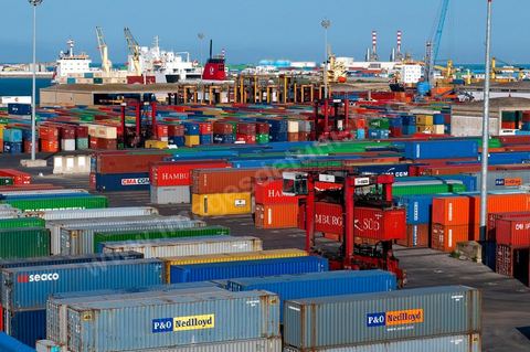 Port commercial maritime de Radès - conteneurs et bâteau de commerce à Tunis