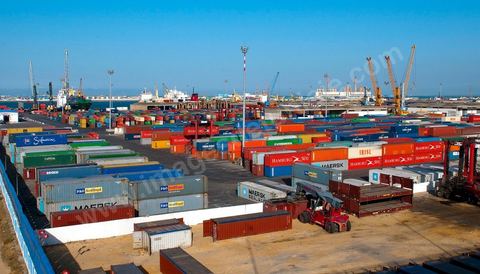Port commercial maritime de Radès - conteneurs et bâteau de commerce à Tunis