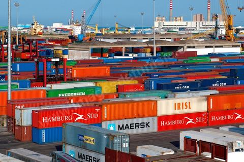 Port commercial maritime de Radès - conteneurs et bâteau de commerce à Tunis