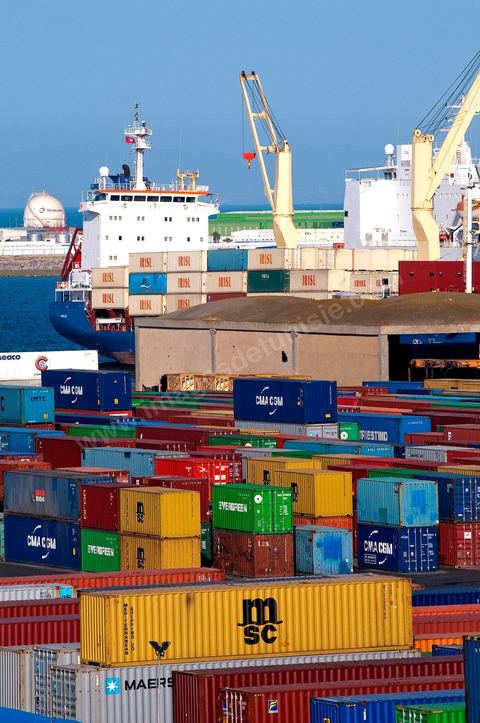 Port commercial maritime de Radès - conteneurs et bâteau de commerce à Tunis