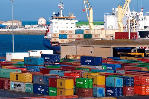 Port commercial maritime de Radès - conteneurs et bâteau de commerce à Tunis