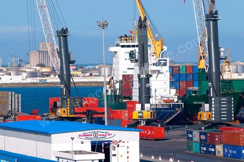 Port commercial maritime de Radès - conteneurs et bâteau de commerce à Tunis