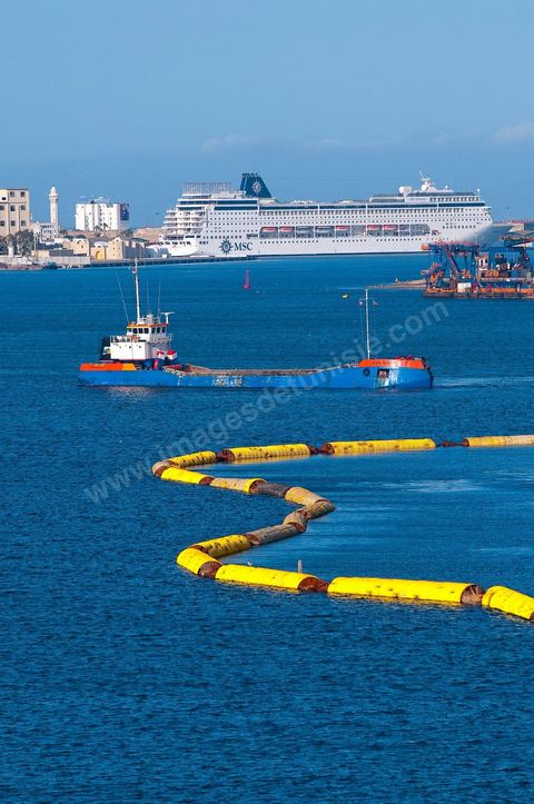 Canal de Tunis et Port commercial maritime de Radès - conteneurs et bâteau de commerce à Tunis