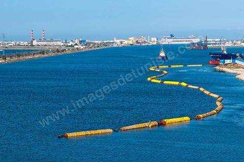 Canal de Tunis et Port commercial maritime de Radès - conteneurs et bâteau de commerce à Tunis