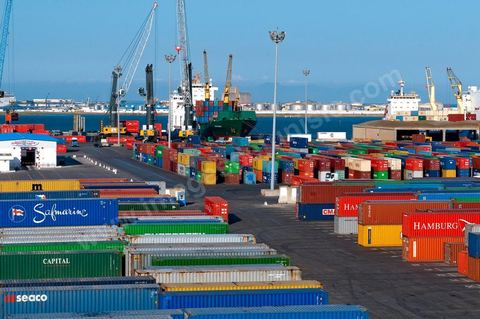 Port commercial maritime de Radès - conteneurs et bâteau de commerce à Tunis