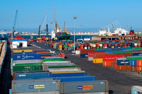 Port commercial maritime de Radès - conteneurs et bâteau de commerce à Tunis