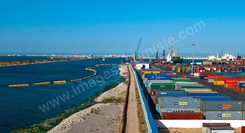 Canal de Tunis et Port commercial maritime de Radès - conteneurs et bâteau de commerce à Tunis