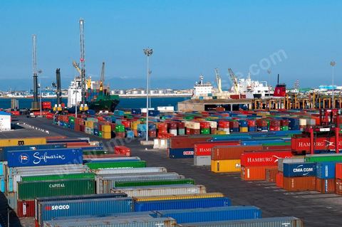 Port commercial maritime de Radès - conteneurs et bâteau de commerce à Tunis