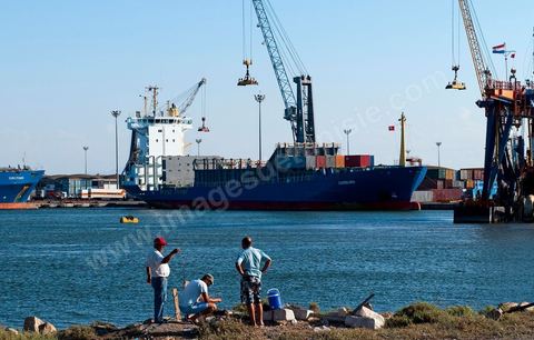 Port commercial maritime de Radès - conteneurs et bâteau de commerce à Tunis