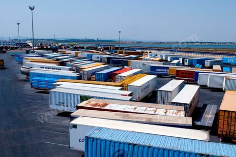 Port commercial maritime de Radès - conteneurs et bâteau de commerce à Tunis