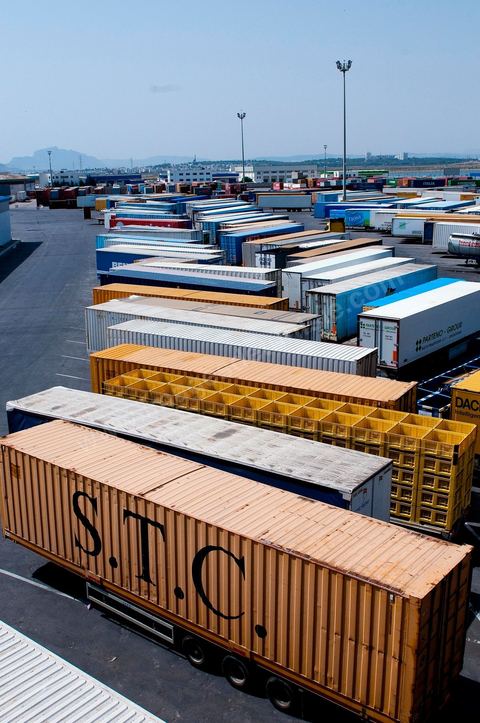 Port commercial maritime de Radès - conteneurs et bâteau de commerce à Tunis