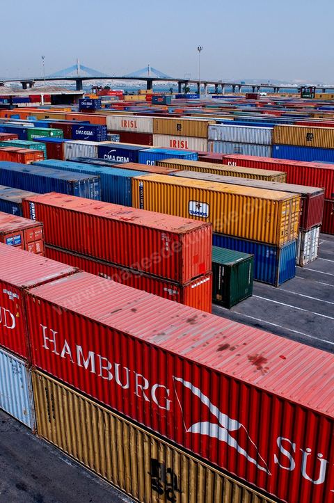 Port commercial maritime de Radès - conteneurs et bâteau de commerce à Tunis