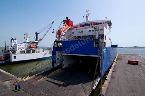 Port commercial maritime de Radès - conteneurs et bâteau de commerce à Tunis
