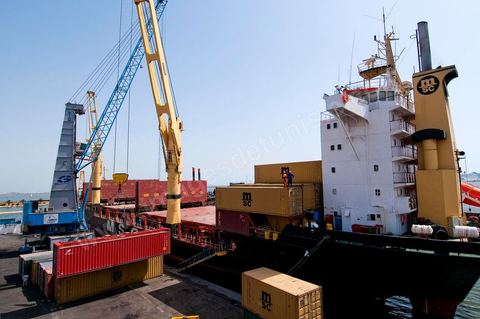 Port commercial maritime de Radès - conteneurs et bâteau de commerce à Tunis