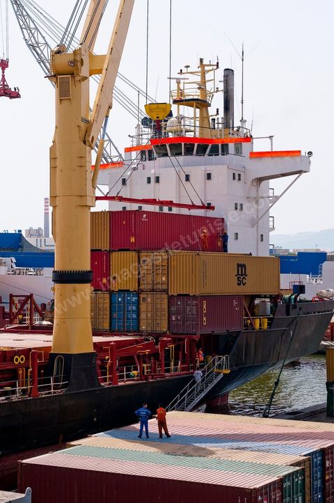 Port commercial maritime de Radès - conteneurs et bâteau de commerce à Tunis