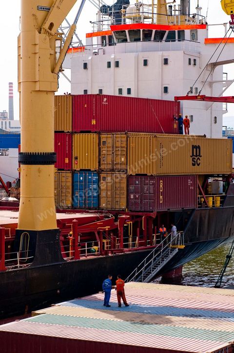 Port commercial maritime de Radès - conteneurs et bâteau de commerce à Tunis