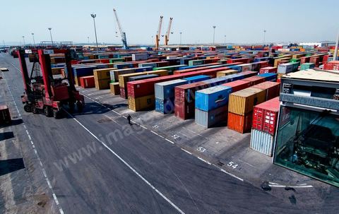 Port commercial maritime de Radès - conteneurs et bâteau de commerce à Tunis