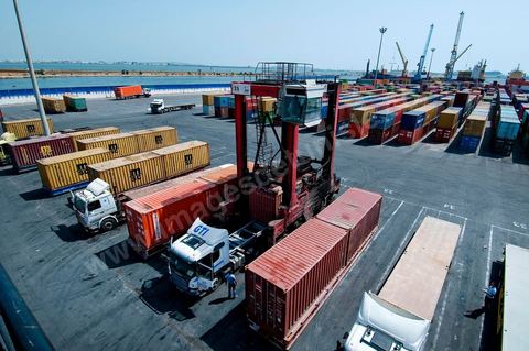 Port commercial maritime de Radès - conteneurs et bâteau de commerce à Tunis