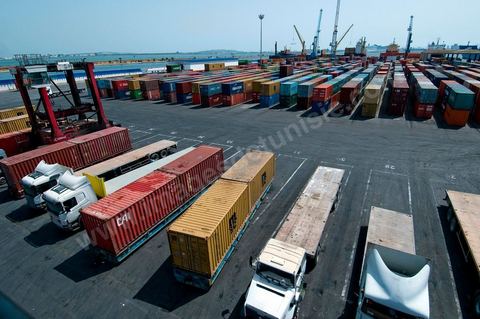 Port commercial maritime de Radès - conteneurs et bâteau de commerce à Tunis