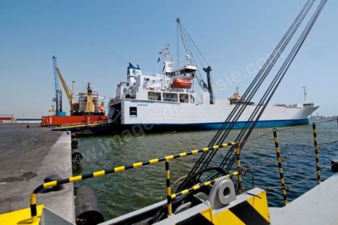 Port commercial maritime de Radès - conteneurs et bâteau de commerce à Tunis