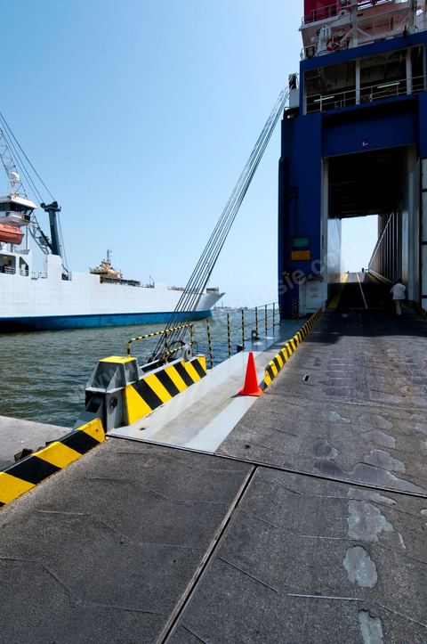 Port commercial maritime de Radès - conteneurs et bâteau de commerce à Tunis
