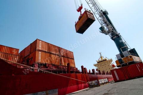 Port commercial maritime de Radès - conteneurs et bâteau de commerce à Tunis