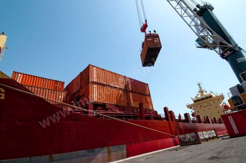 Port commercial maritime de Radès - conteneurs et bâteau de commerce à Tunis